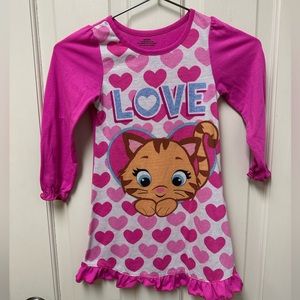 ⭐️ $1 if bundled - 4T Girl’s LOVE Nightgown / PJ’s with Kitty Please Read
